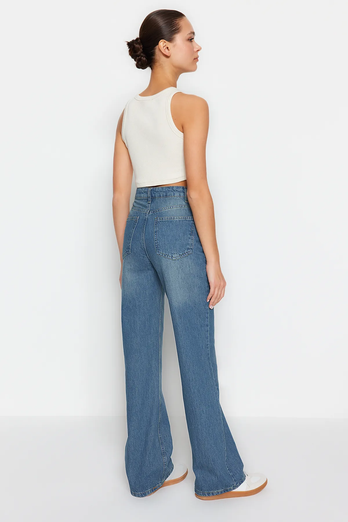 Trendyol Collection  Blaue Jeans mit hoher Taille und weitem Bein TWOSS24JE00020