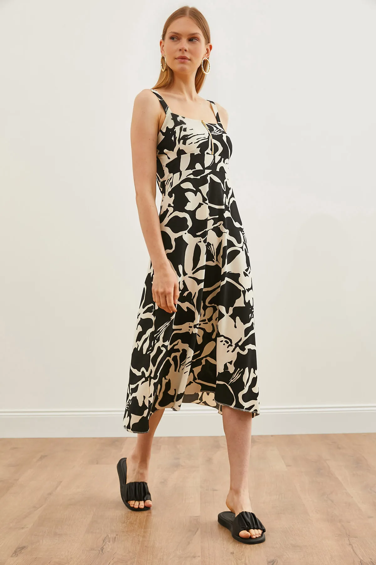 Olalook  Schwarz-weißes Strickkleid mit Muster und Reißverschluss für Damen ELB-19000615