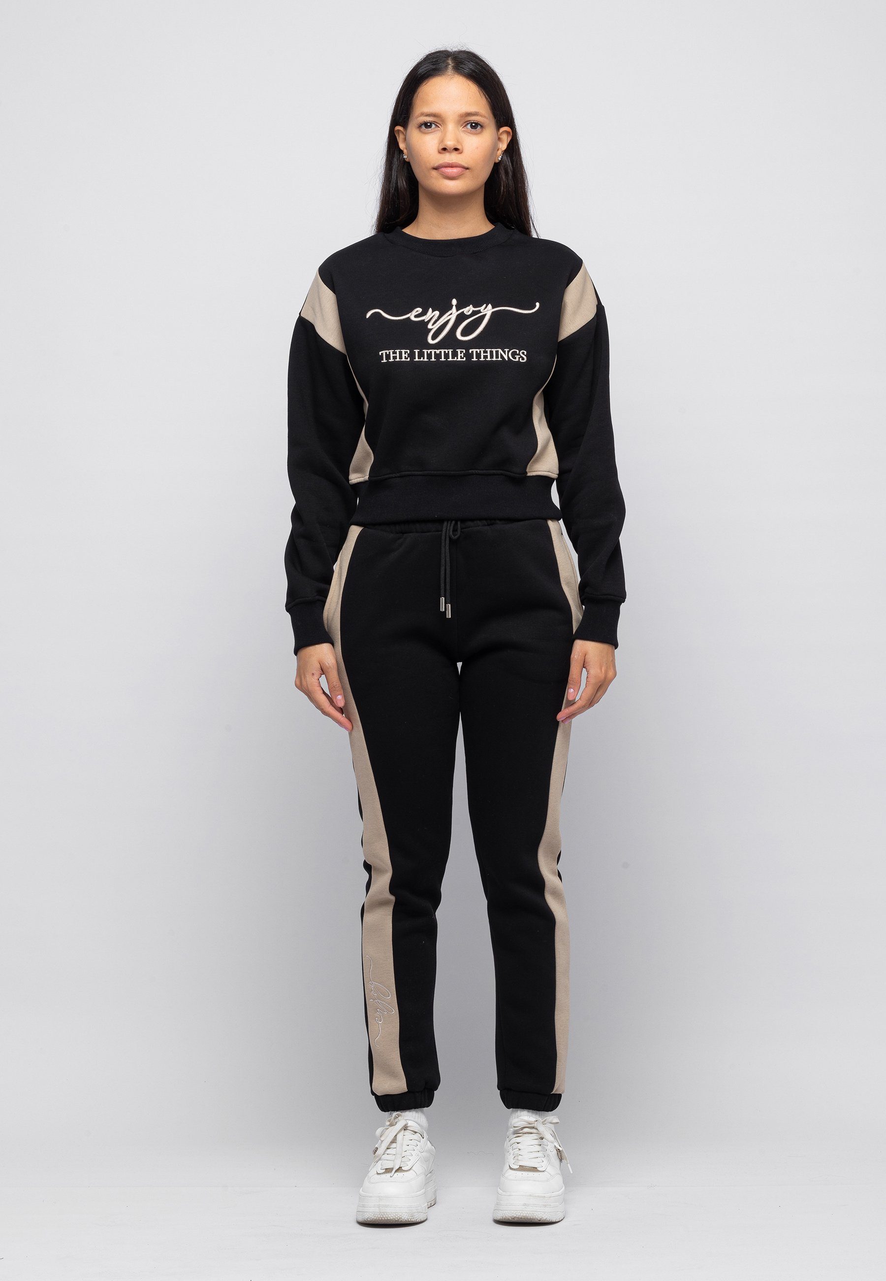 Tom Barron Freizeitanzug CASUAL REGULAR SIZE TRACKSUIT WITH CHEST EMBROIDERY, mit modernem Design