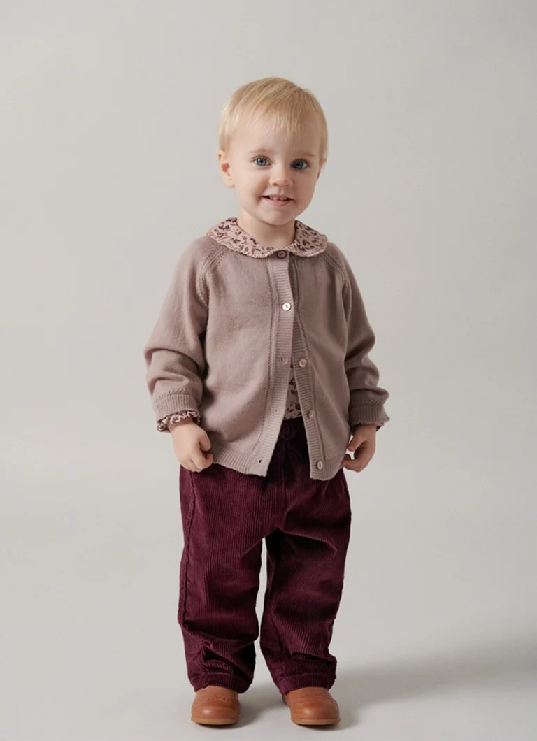 Pantaloni ușori, conici, din catifea reiată, de la MarMar COPENHAGEN