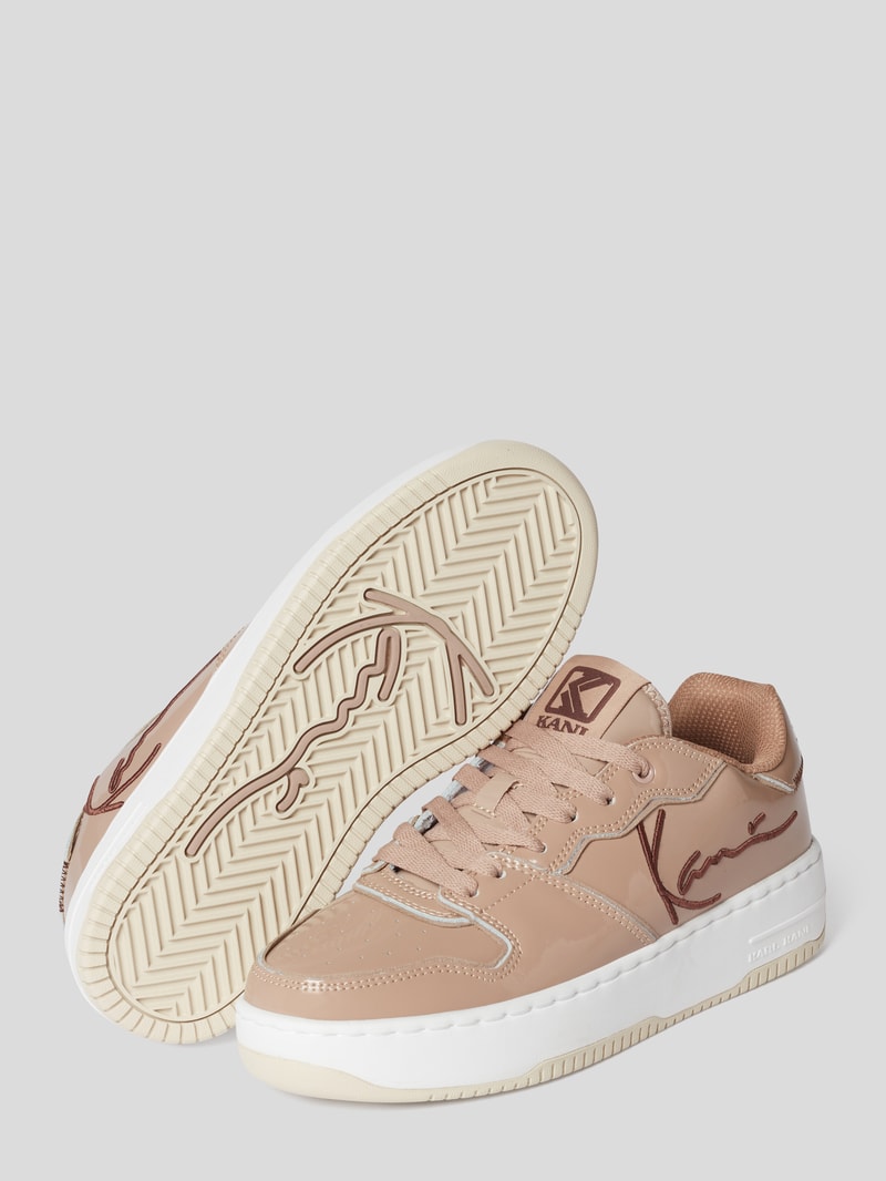 Sneaker in Glanz-Optik in beige
