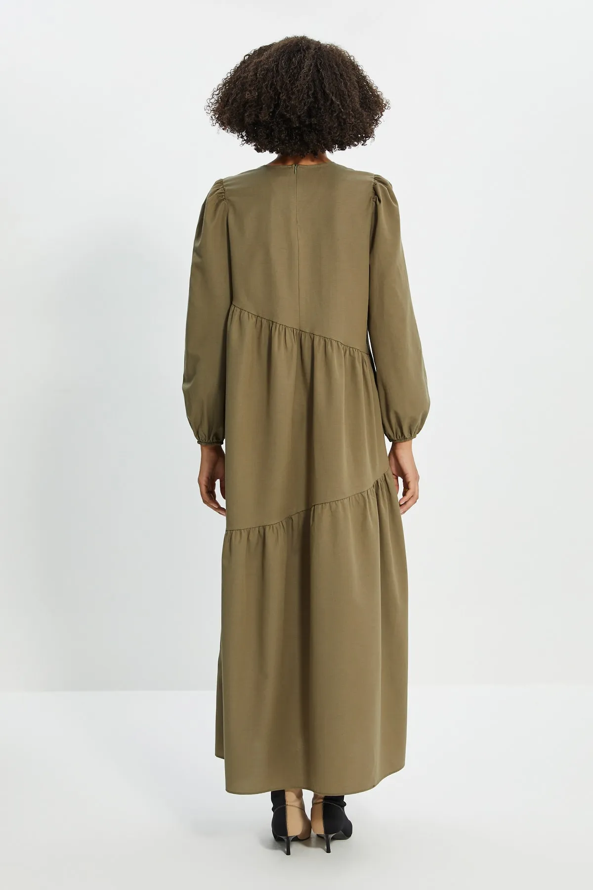 Trendyol Modest  Khakifarbenes, gewebtes Baumwollkleid mit weitem Schnitt und Raffung TCTSS21EL3470