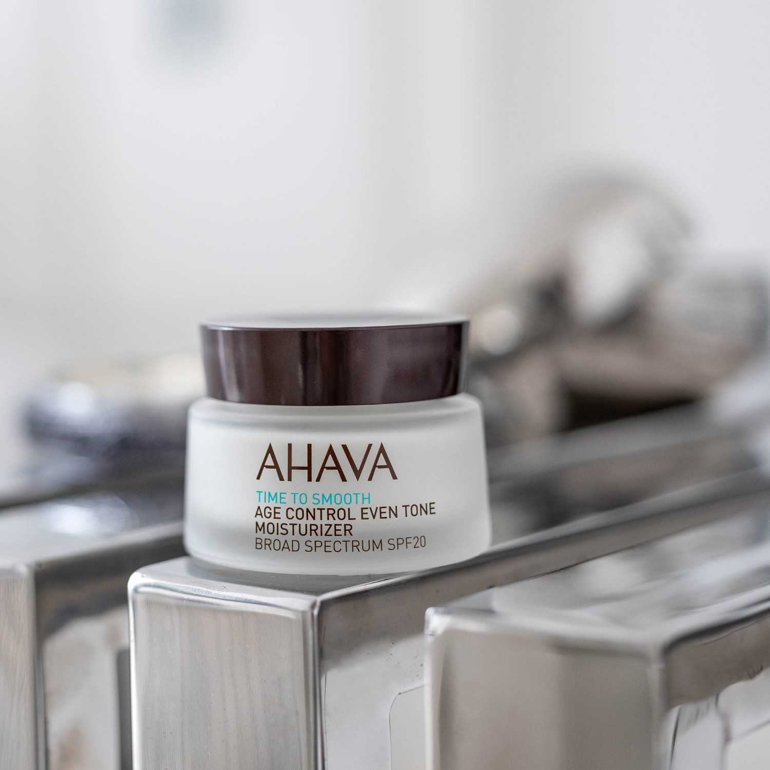 AHAVA Age Control hidratantna krema za ujednačavanje tena SPF20