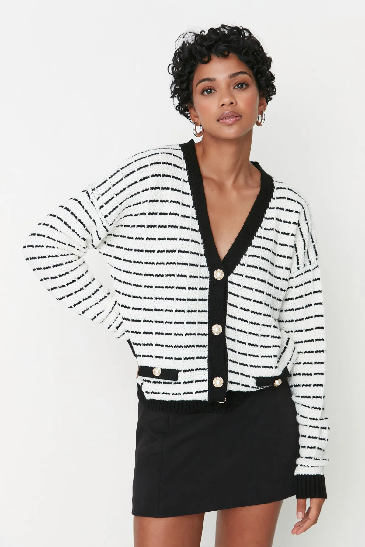 Trendyol Collection  Schwarz gestreifter Strick-Cardigan TWOAW23HI00261