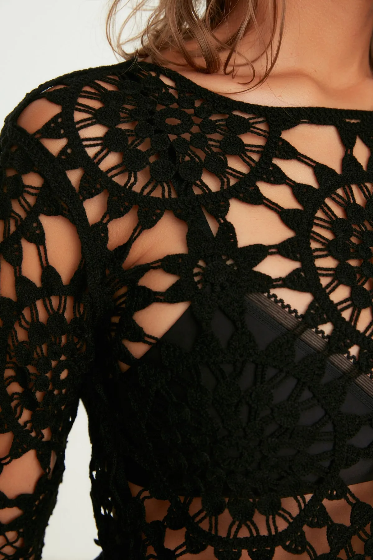 Trendyol Collection  Schwarze, kurz geschnittene Bluse im Strick-Look TBESS20BZ0572