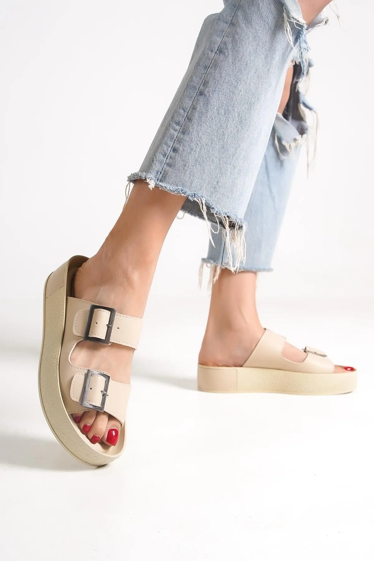 Capone Outfitters  Capone Damen-Hausschuhe mit doppelter Gürtelschnalle und Keilabsatz in Beige