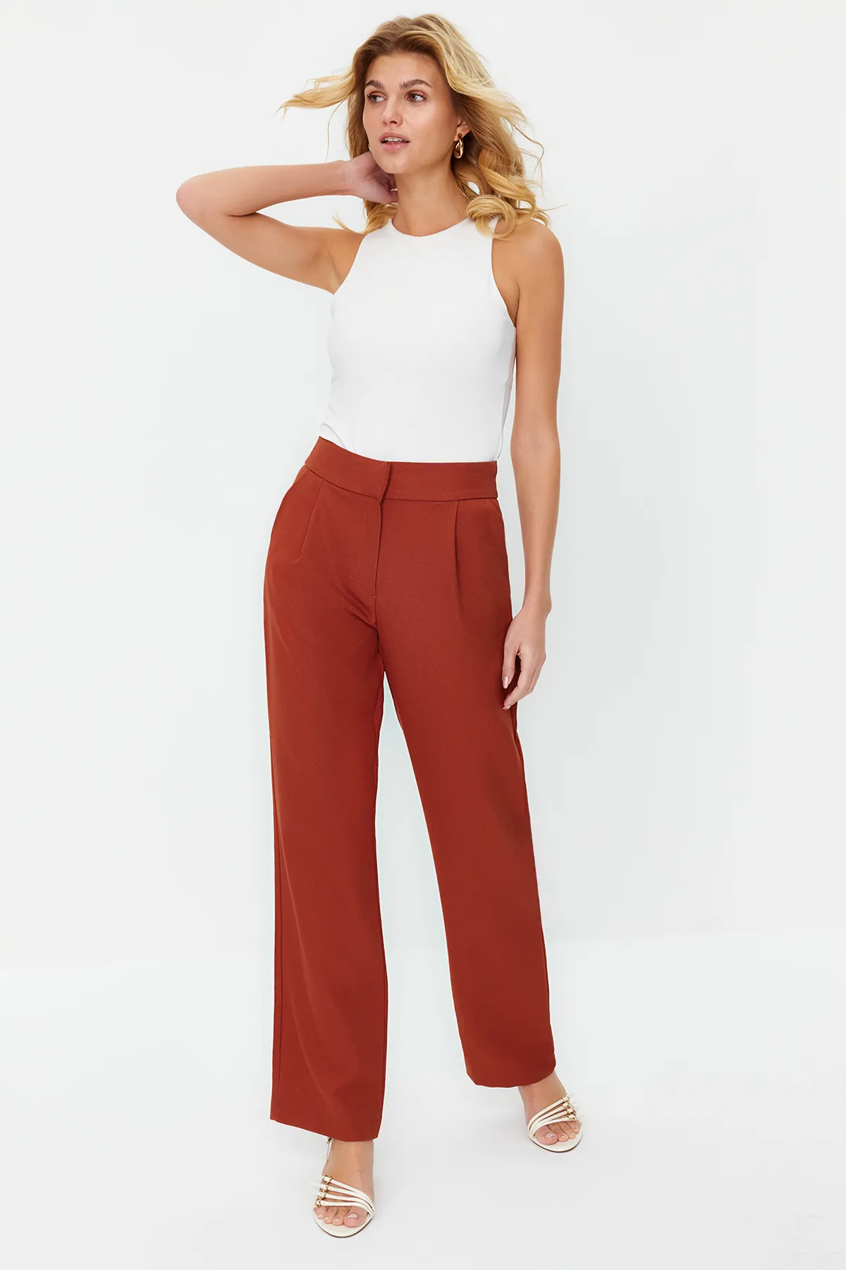 Trendyol Collection  Dunkelbraune gerade/gerade geschnittene plissierte Webhose TWOSS19WX0017