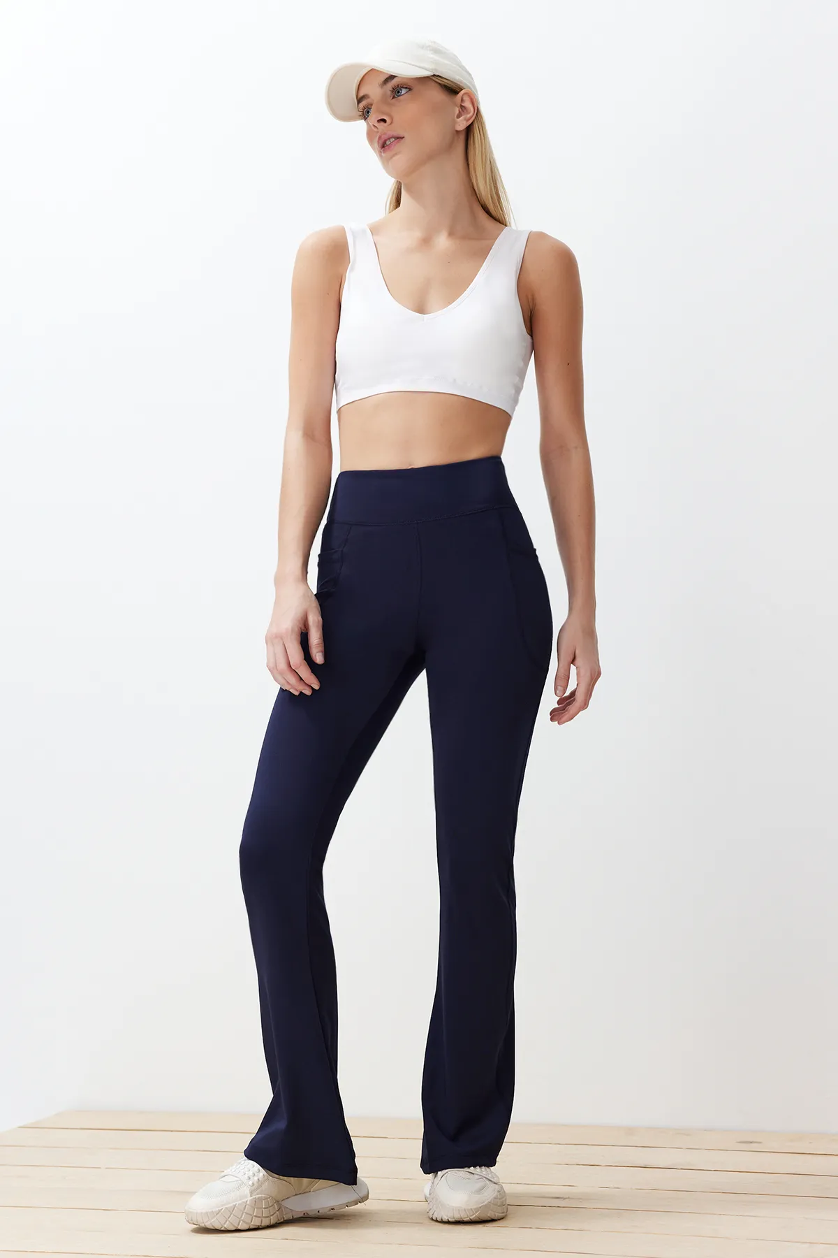 Trendyol Collection  Marineblaue, gestrickte Sport-Jogginghose aus Scuba/Tauchstoff mit entspannter Passform und spanischem Bein THMSS24EA00000