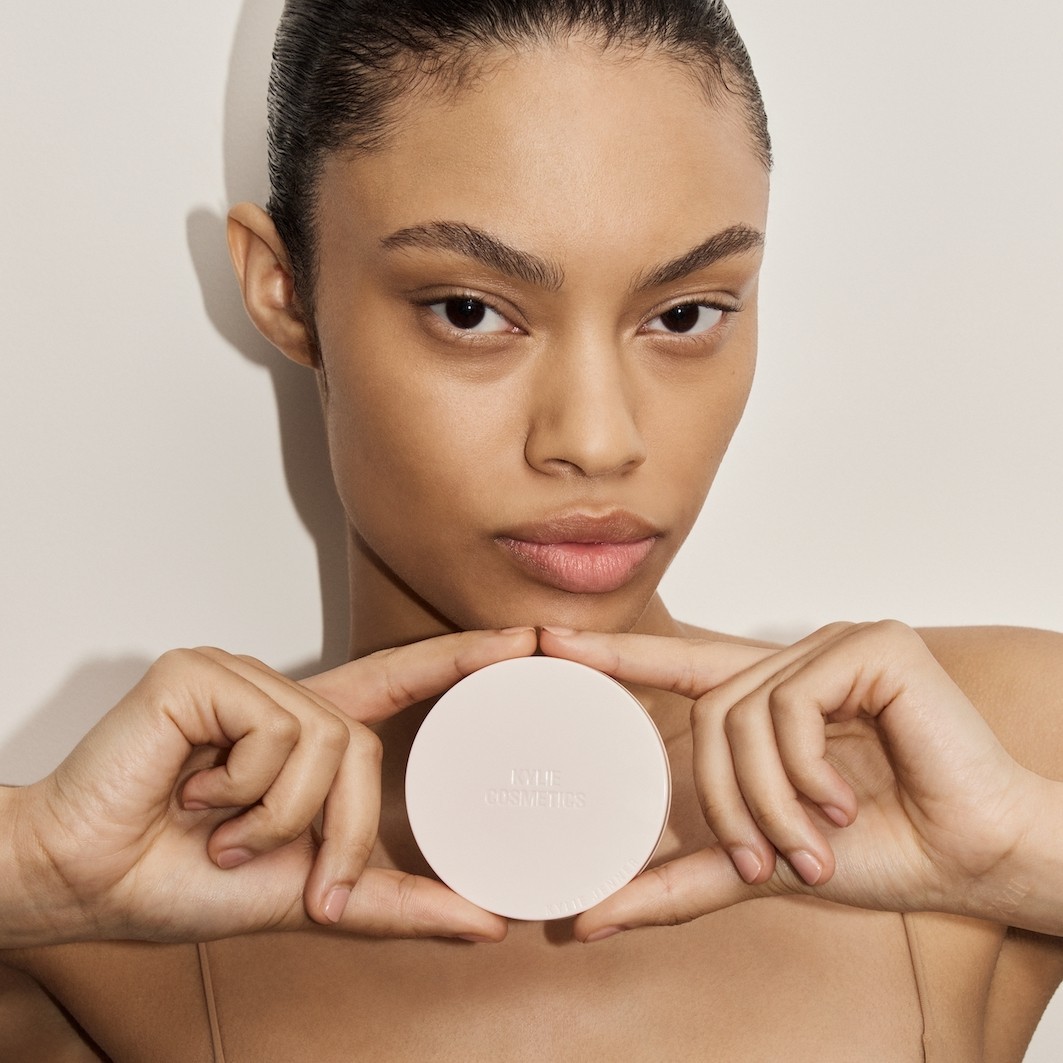 KYLIE COSMETICS Naturalny puder rozświetlający