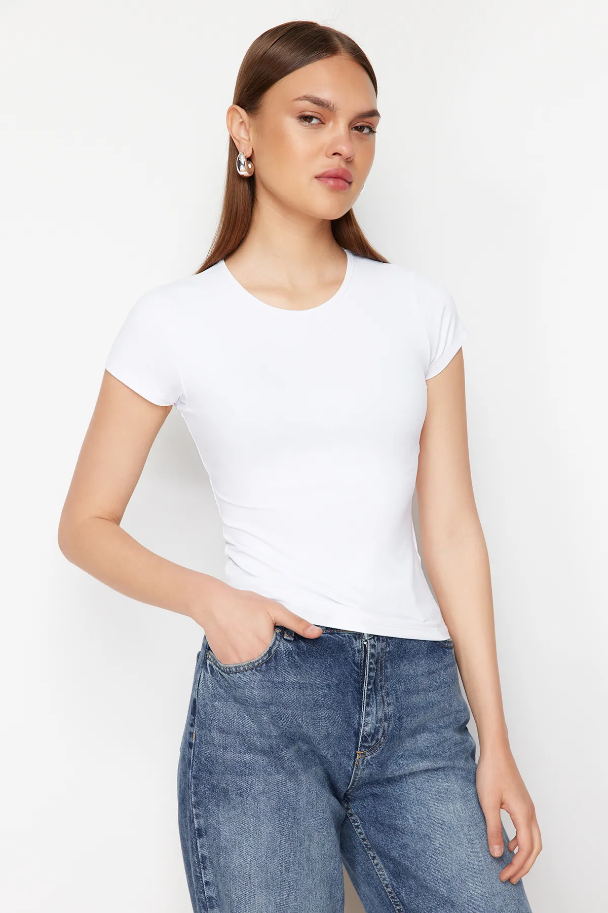 Trendyol Collection  Weißes flexibles Polyamid - Kurzarm-T-Shirt mit Rundhalsausschnitt TWOSS24TS00238