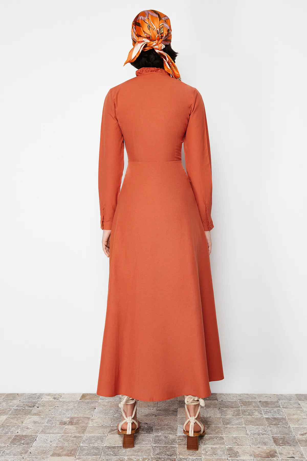 Trendyol Modest  Geknöpftes Webkleid mit Fliesenkragen und Krawatte und detailliertem Detail TCTSS24EB00149
