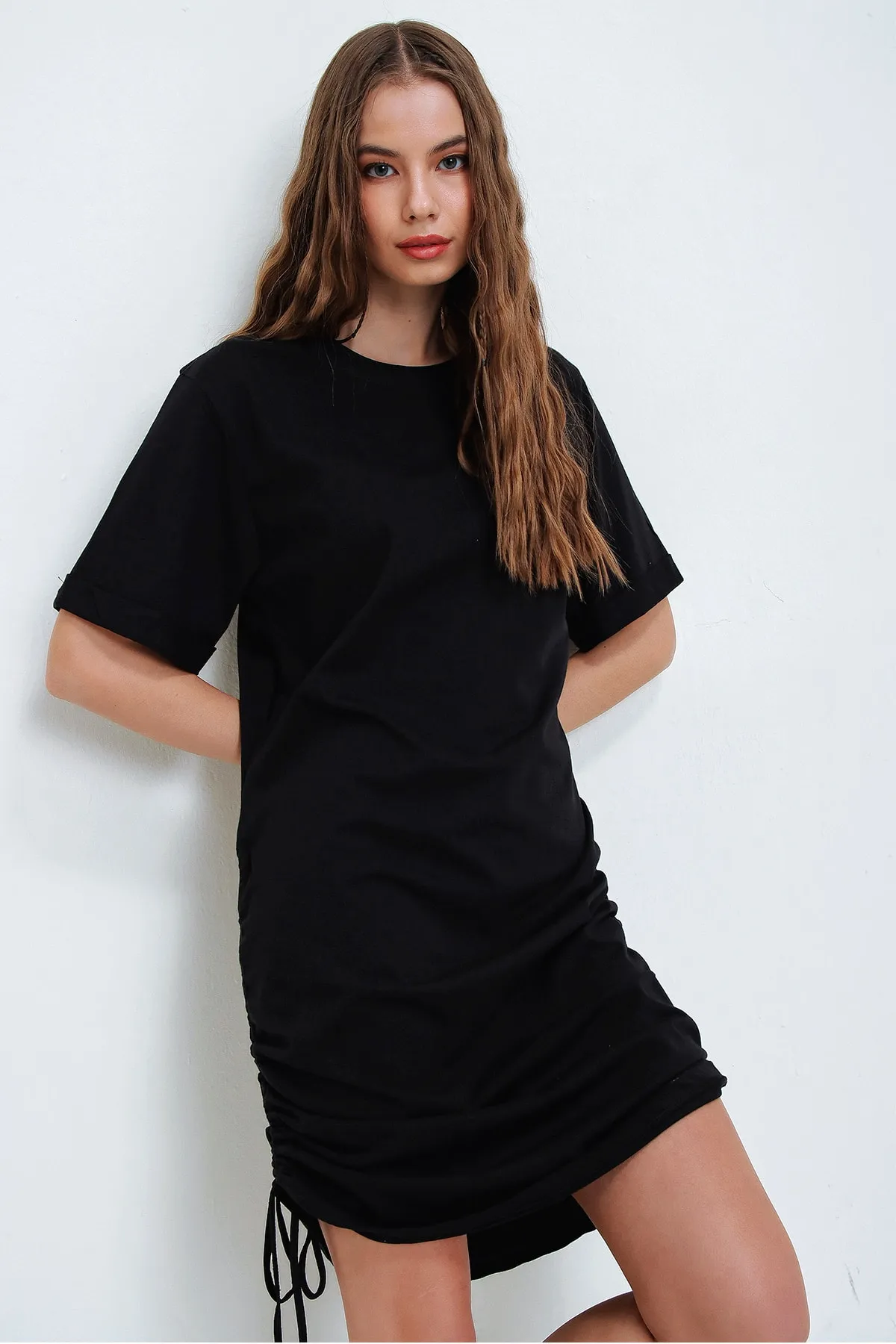 Trend Alaçatı Stili  Schwarzes gerafftes Midikleid mit Rundhalsausschnitt für Damen ALC-X5953