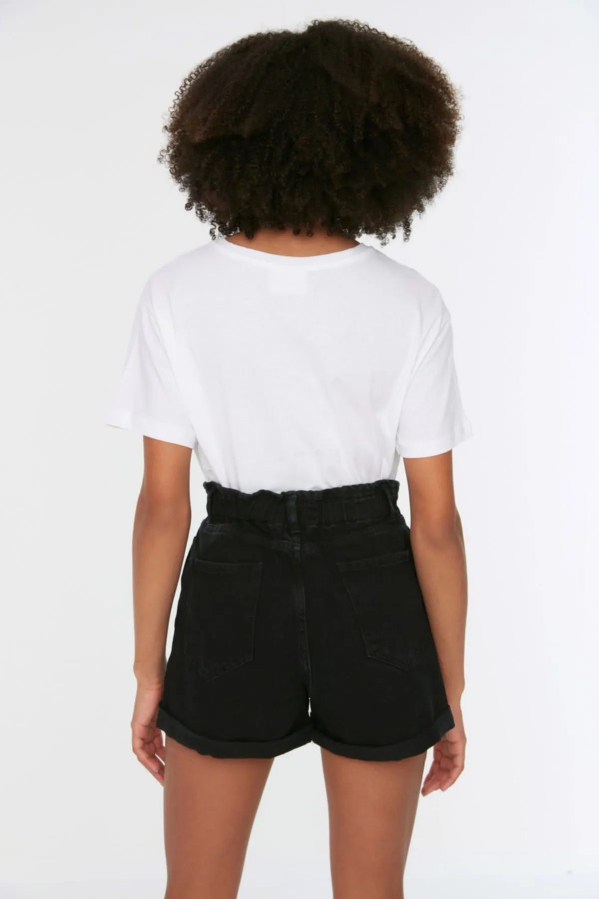 Trendyol Collection  Schwarze Jeansshorts mit elastischem Bund TWOSS20SR0186