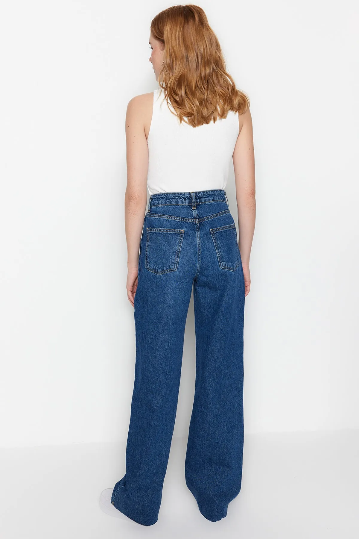 Trendyol Collection  Dunkelblaue zerrissene Jeans mit hoher Taille und weitem Bein TWOSS23JE00123