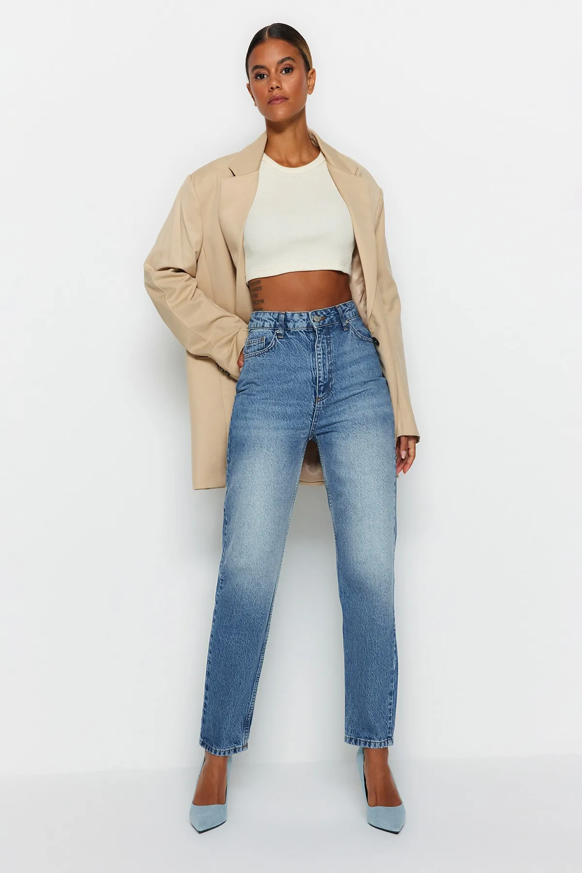 Trendyol Collection  Blaue Mom-Jeans mit hoher Taille TWOAW24JE00035