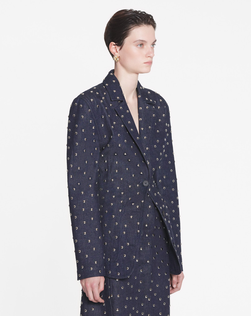 VESTE EN DENIM CEINTRÉE À CLOUS