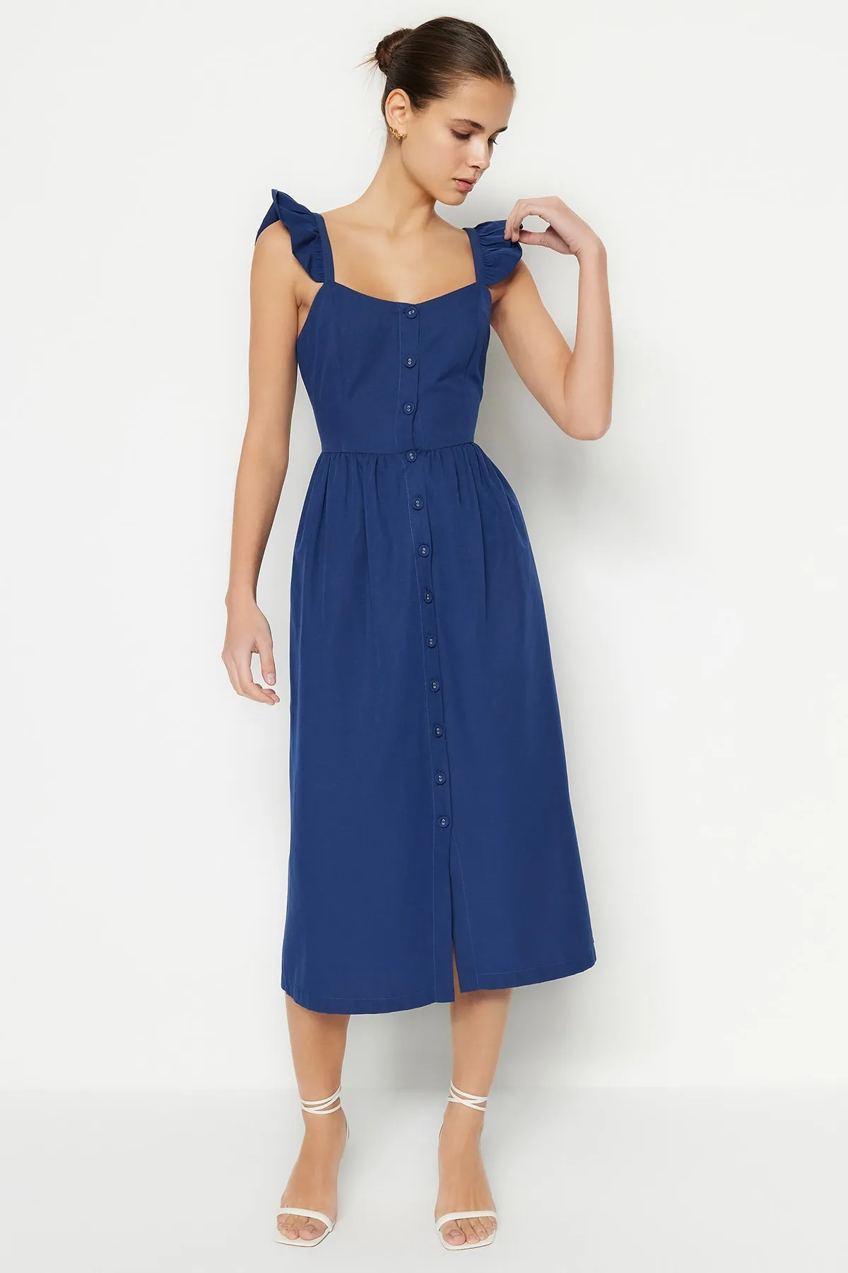 Trendyol Collection  Marineblaues Midi-Hemdkleid mit gewebten Rüschen und Details TWOSS23EL01146