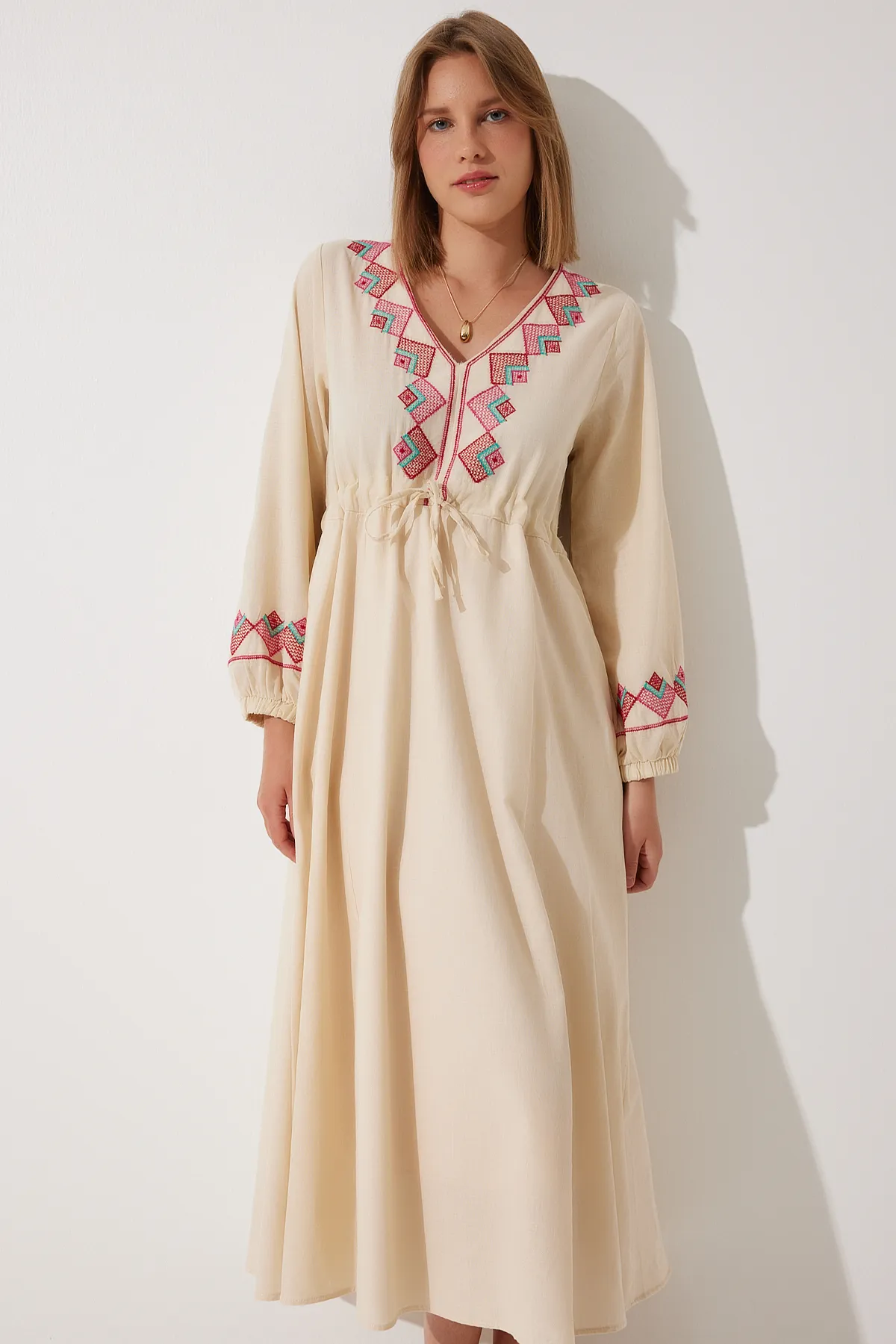 Happiness İstanbul  Cremefarbenes, übergroßes Leinenkleid mit Stickereidetails für Damen, RG00027