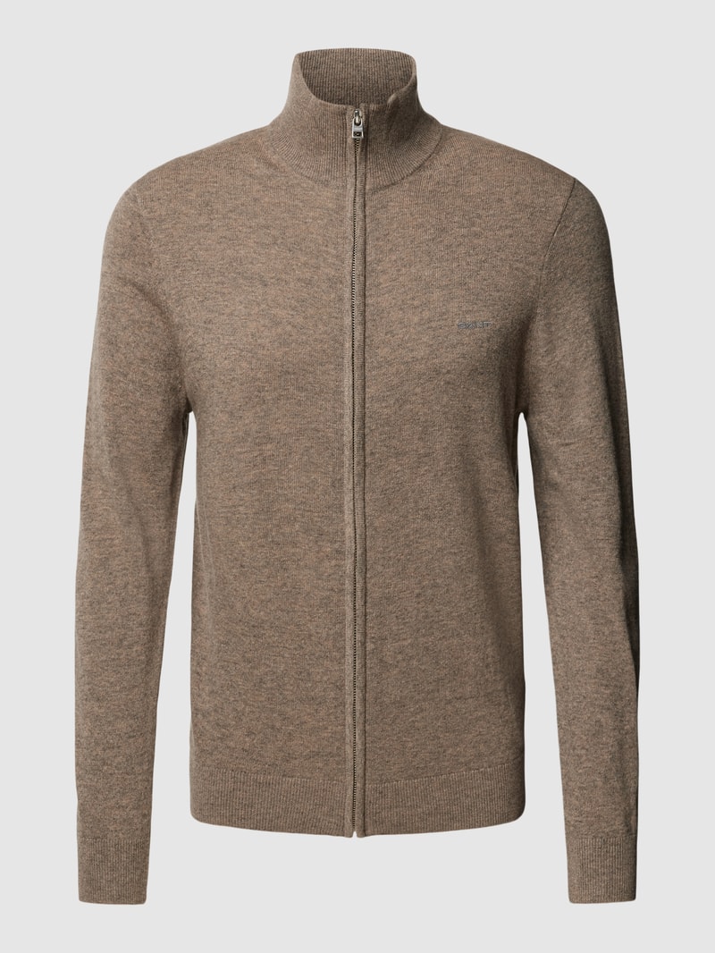 Strickjacke aus Lammwoll-Mix mit Stehkragen und Label-Stitching in hellbraun meliert