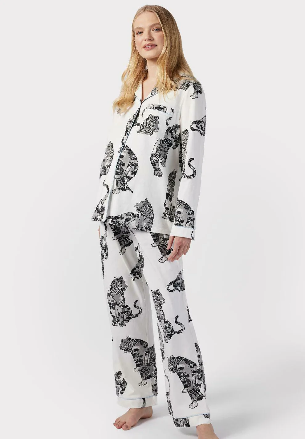 Pijama de maternidad con estampado de tigre y loto de Chelsea Peers
