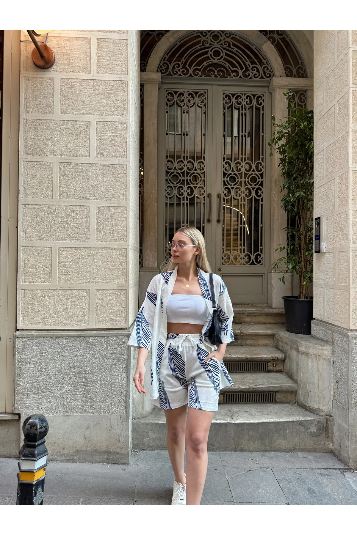 AFROGİYİM  Bedrucktes Kimono-Set mit tiefen Schultern und Shorts für Damen