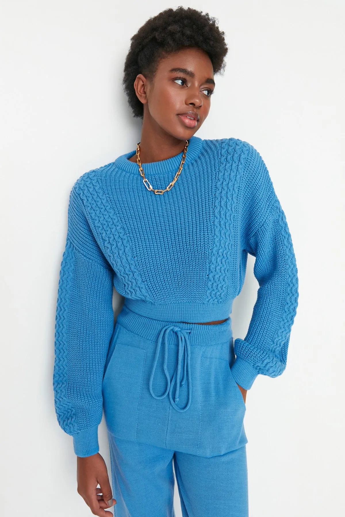 Trendyol Collection  Blaues, kurzes Strickoberteil und -unterteil im Set mit Rundhalsausschnitt TWOAW21AU0047