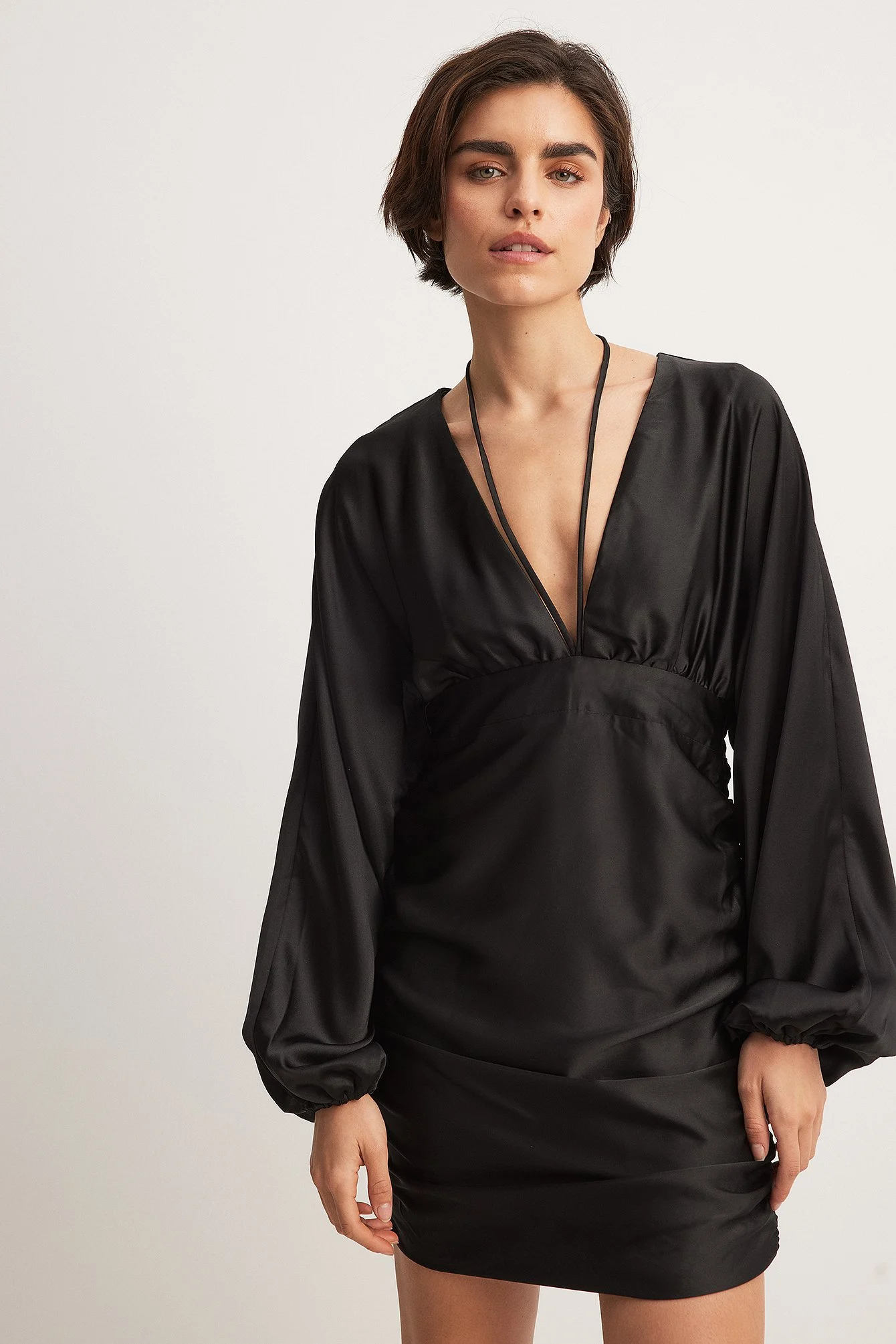 Gerafftes Satin-Träger-Minikleid