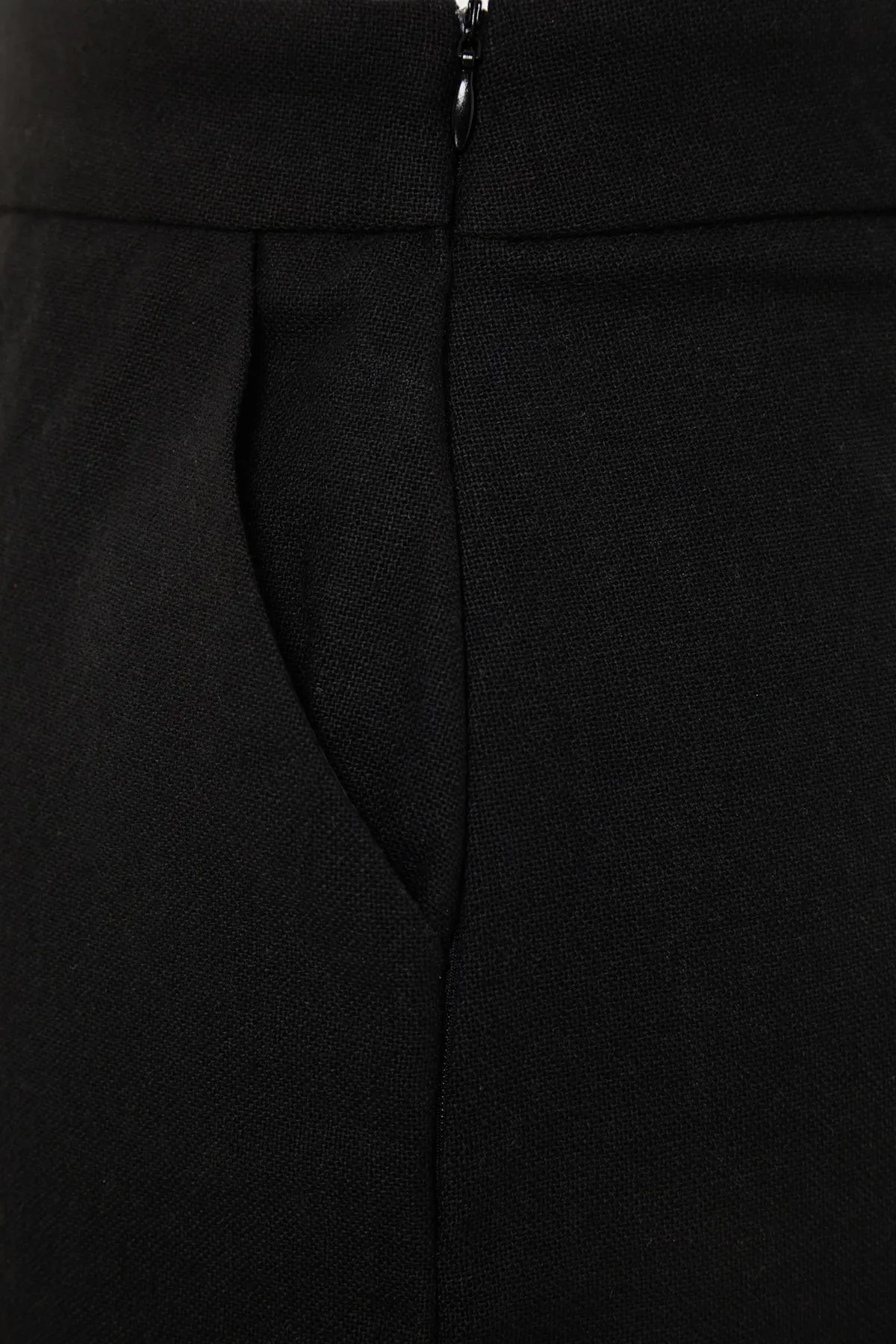 Trendyol Collection  Schwarze Shorts aus gewebter Leinenmischung aus 100 % Baumwolle und Bermudas TBESS21SR0058