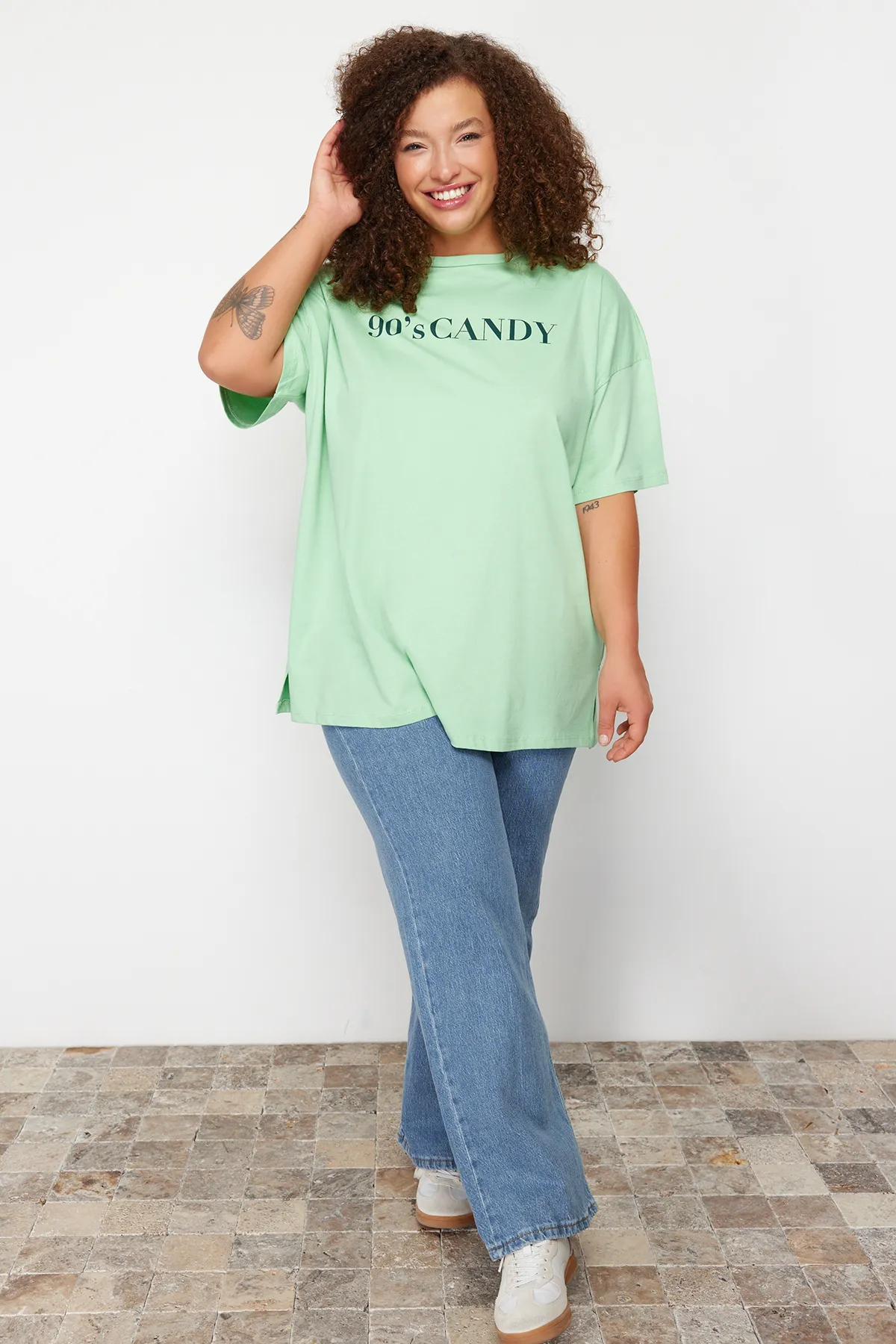 Trendyol Curve  Mintfarbenes, bedrucktes Strick-T-Shirt mit Rundhalsausschnitt und weiter Passform TBBSS23BF00015