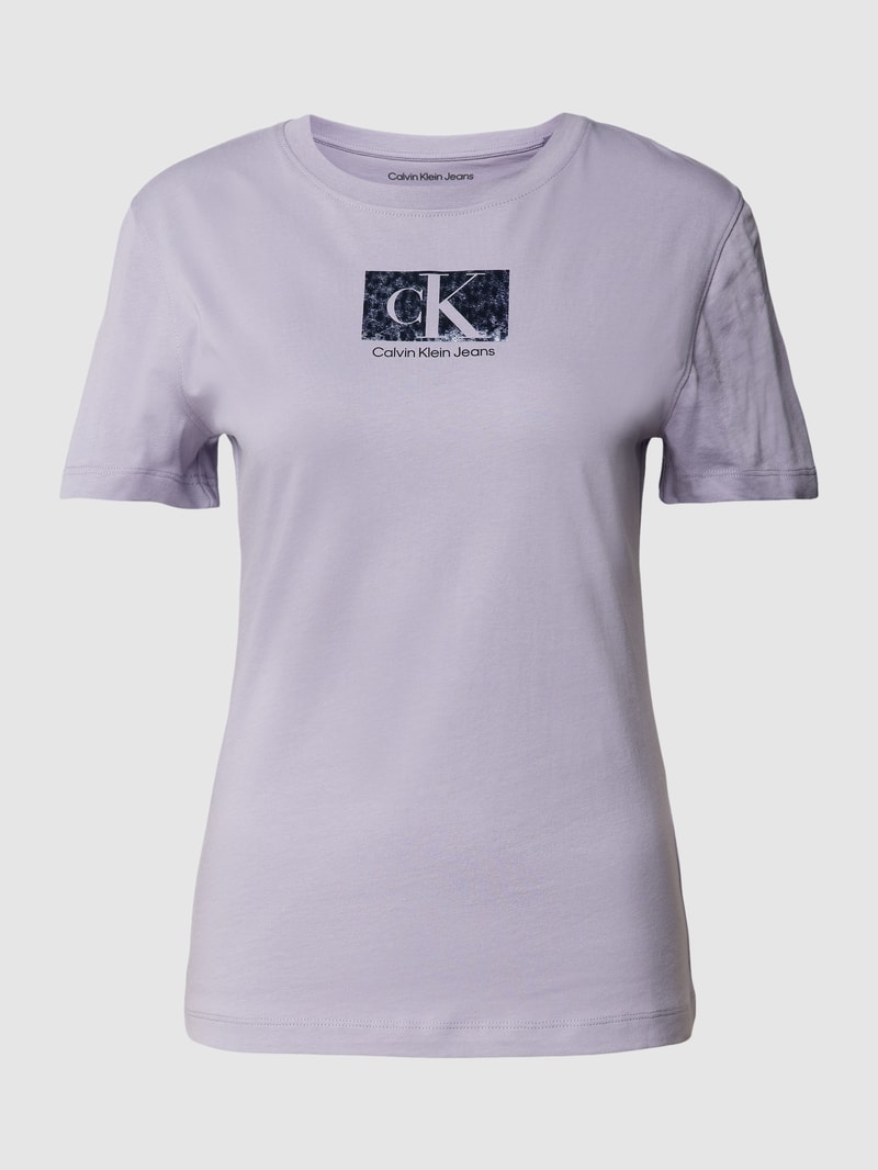 Slim Fit T-Shirt mit Label-Print in lavendel