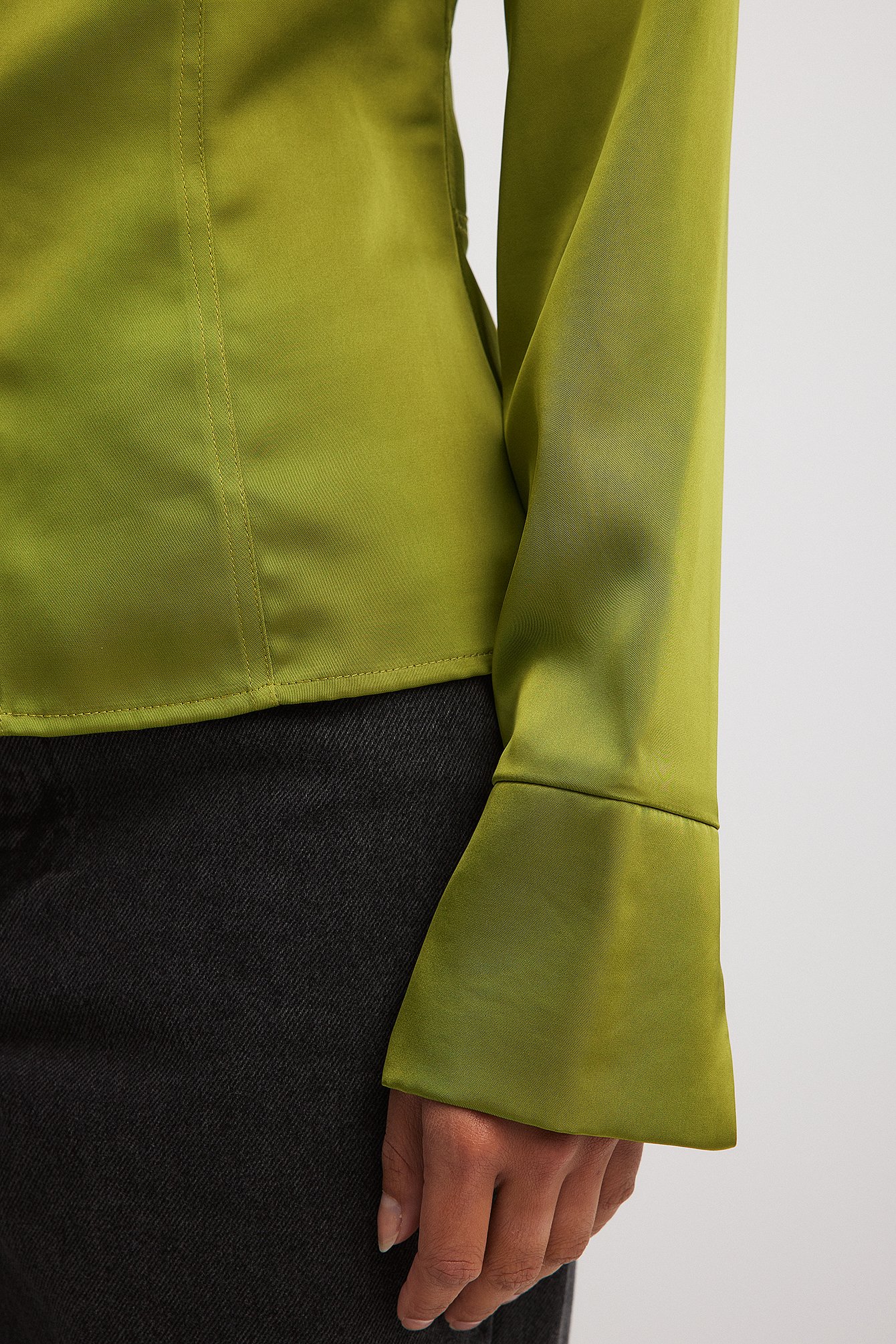 Satinbluse mit spitzen Schultern