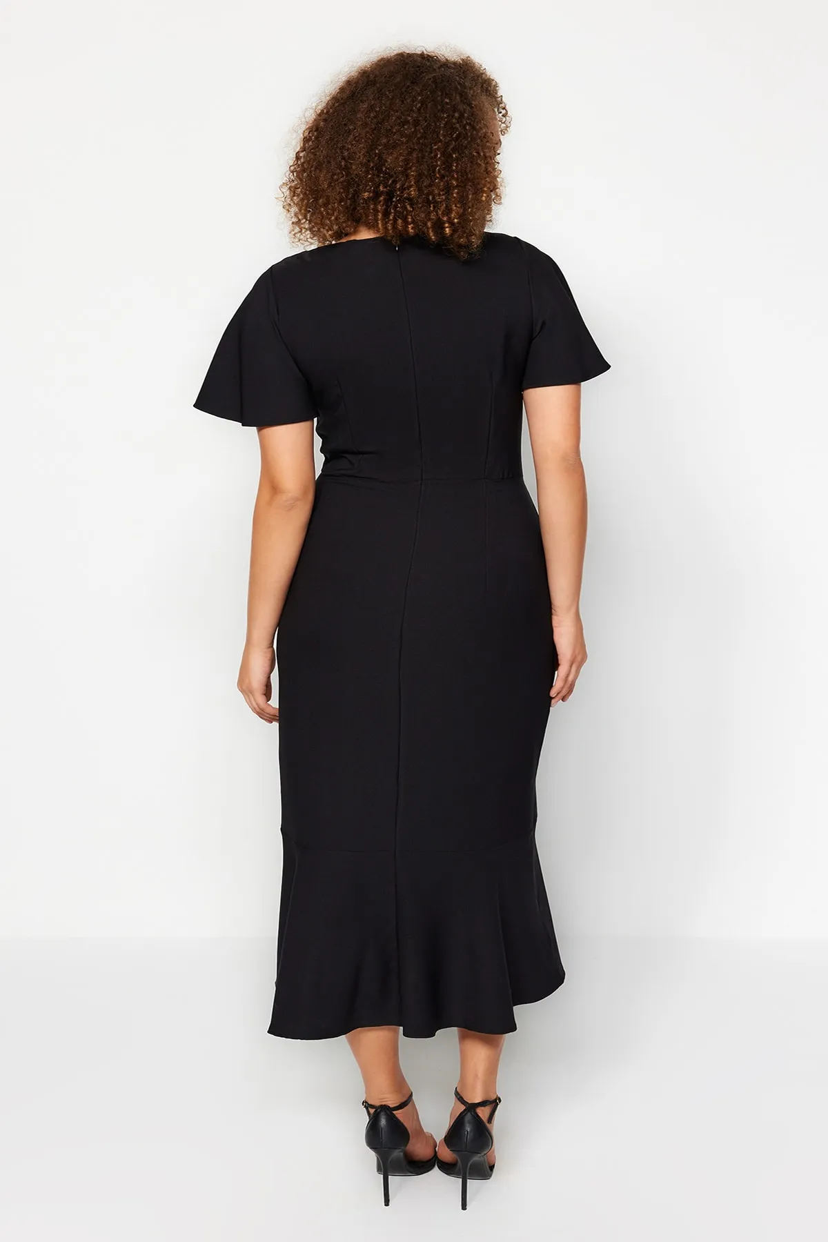 Trendyol Curve  Schwarzes Volantkleid mit gewebten Ärmeln TBBSS22EL1626