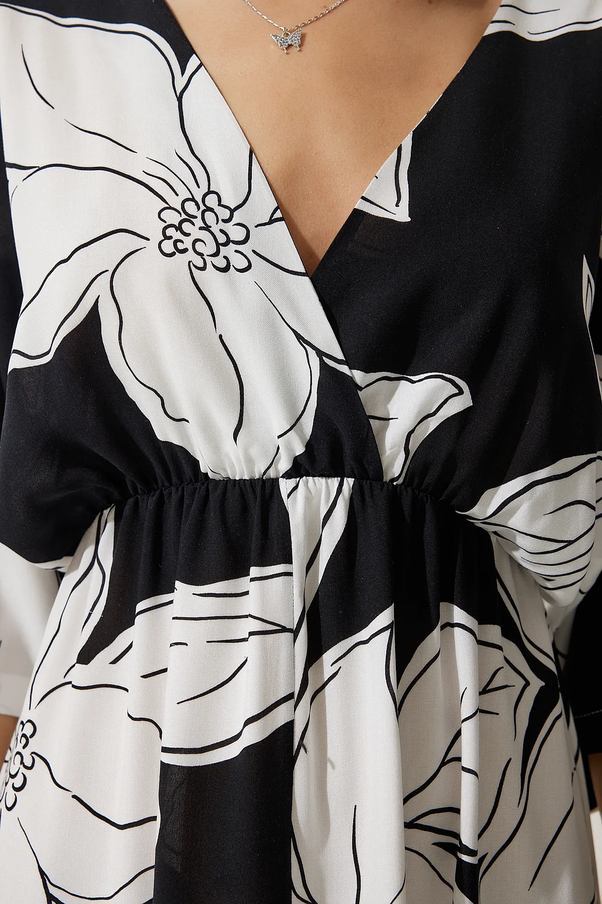 Happiness İstanbul  Schwarz-weißes gemustertes Sommerkleid aus Viskose mit Wickelkragen für Damen DK00166