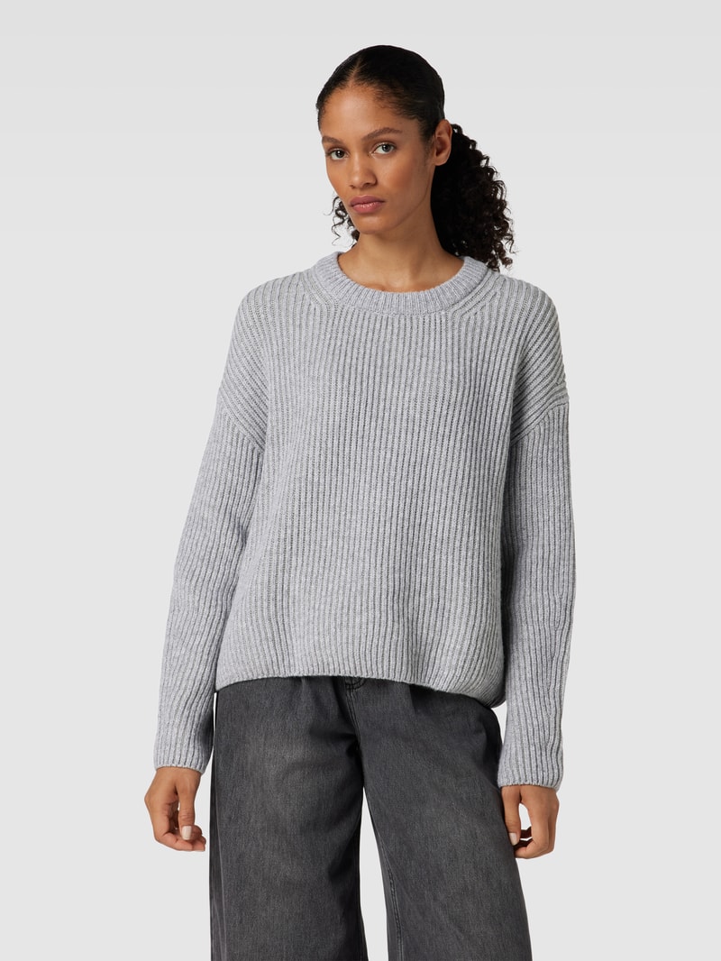 Strickpullover mit Rundhalsausschnitt Modell 'NAARUKO' in hellgrau