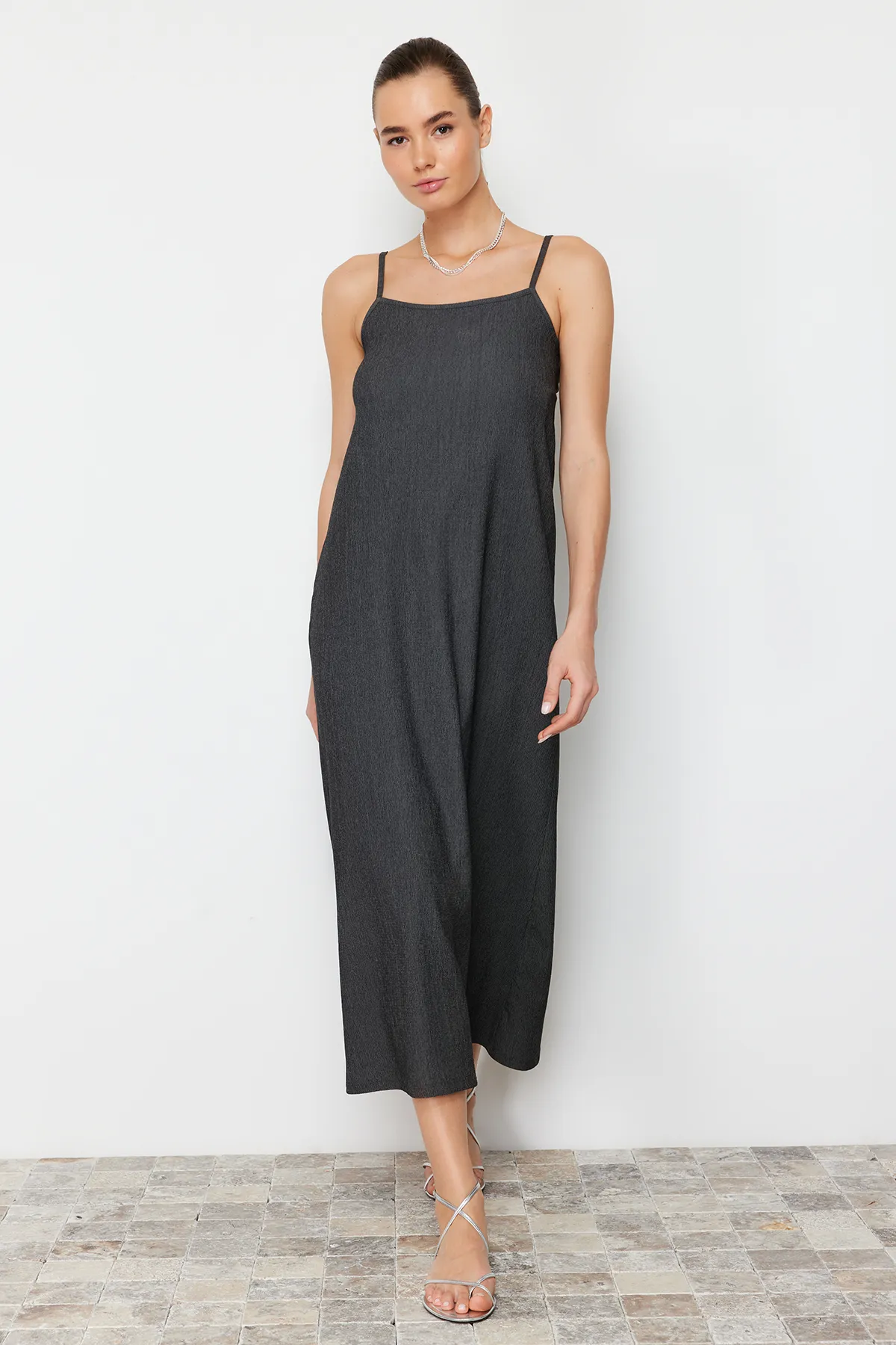 Trendyol Collection  Anthrazitfarbener Shift/Straight Maxi mit geradem Riemen TWOSS24EL00288