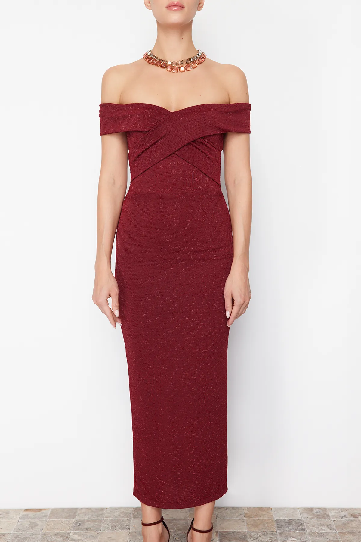 Trendyol Collection  Burgunderrotes Glitzer-Abendkleid aus Strick – Glitzer-Ausschnitt-Detail, TPRSS24EL00033