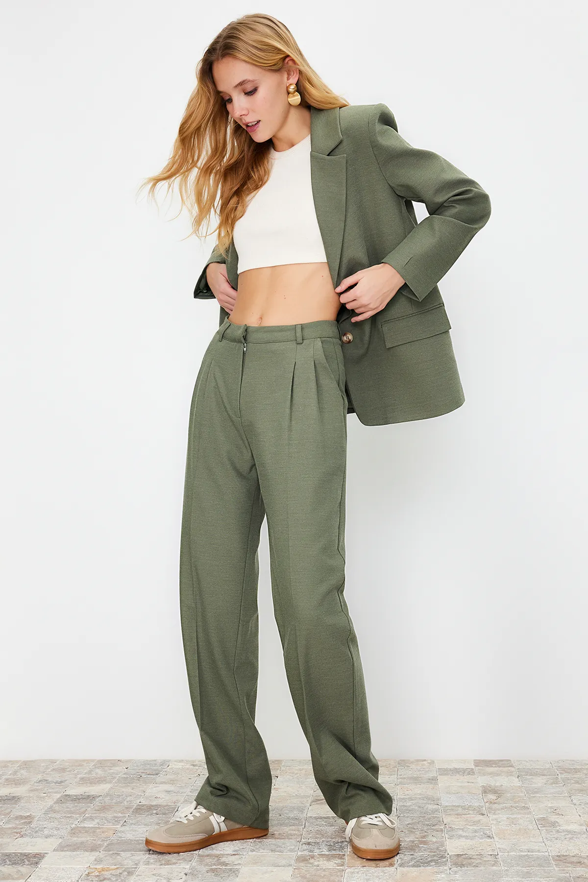 Trendyol Collection  Mintfarbene, gerade/gerade geschnittene, plissierte Webhose in limitierter Auflage TWOAW23PL00401