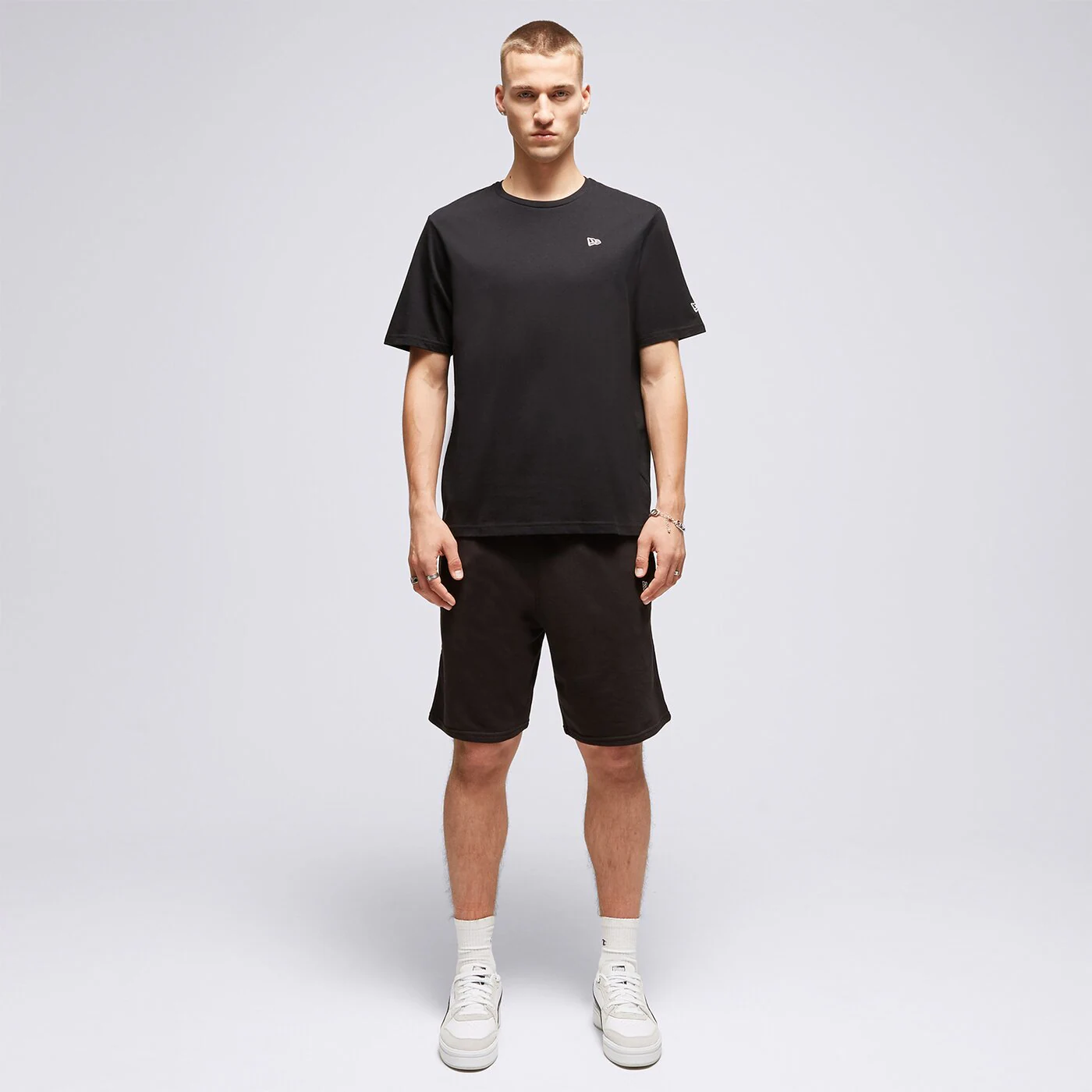 NEW ERA T-SHIRT NE ESSENTLS NONE Schwarz