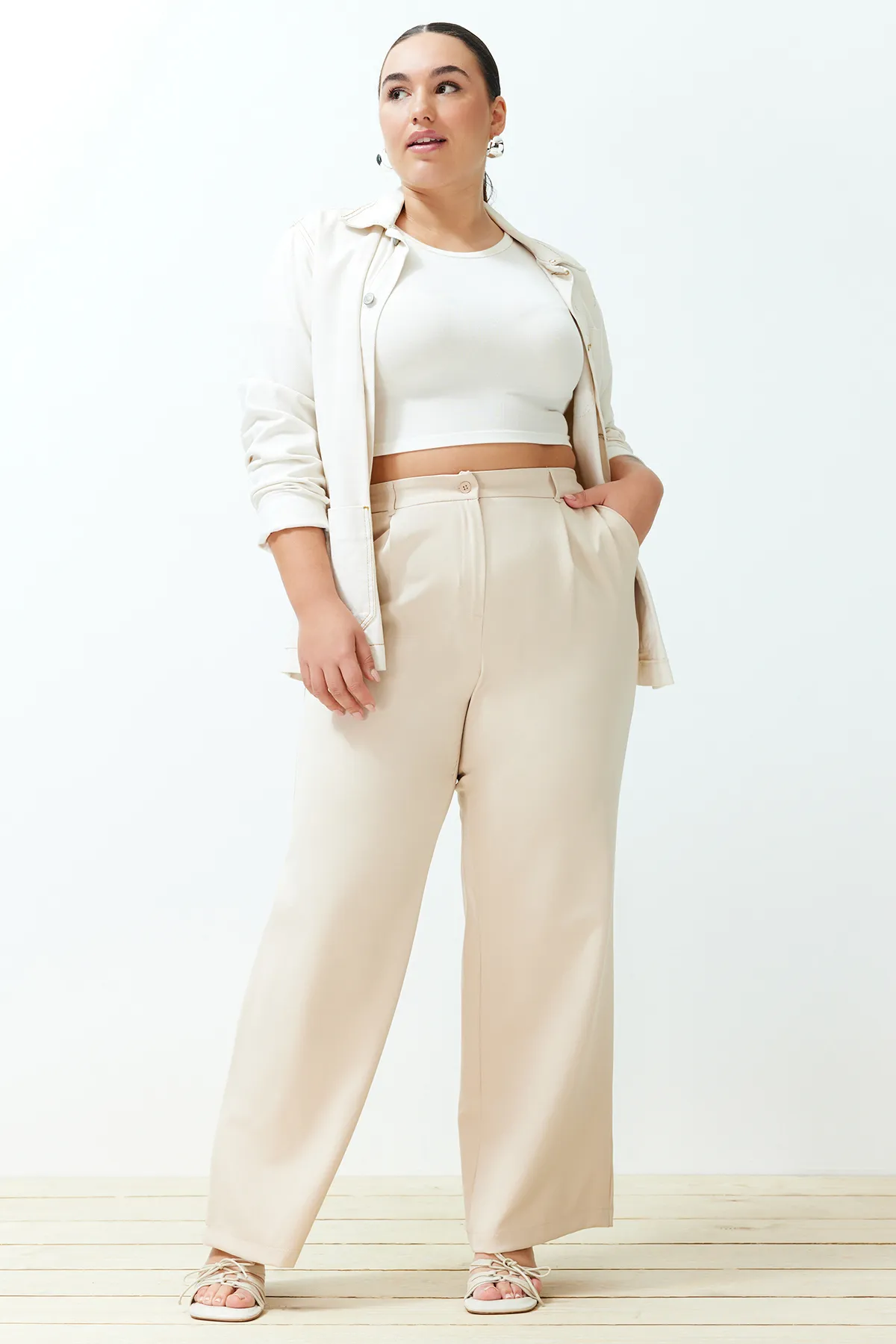Trendyol Curve  Steinfarbene, plissierte Webhose mit hoher Taille und weitem Bein. Breites Bein. TBBSS24AR00019