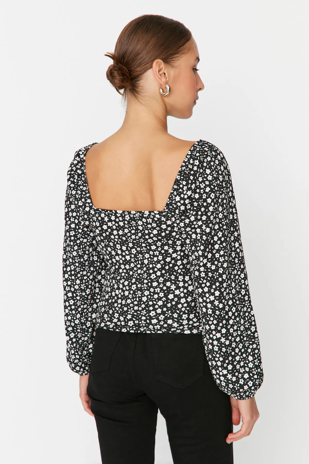 Trendyol Collection  Schwarzer, figurbetonter Pullover mit quadratischem Ausschnitt und strukturierter Strickbluse mit Blumenmuster TWOAW22BZ0254