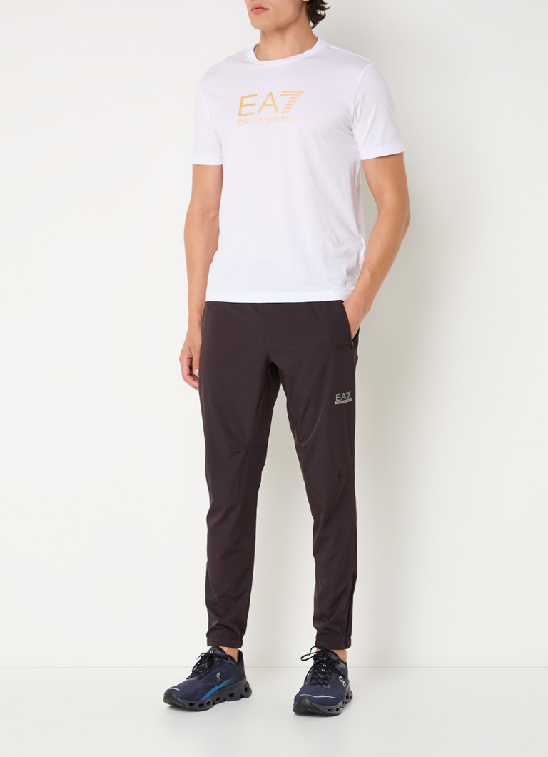 Pantaloni de trening slim fit de la Emporio Armani, cu logo și buzunare laterale.