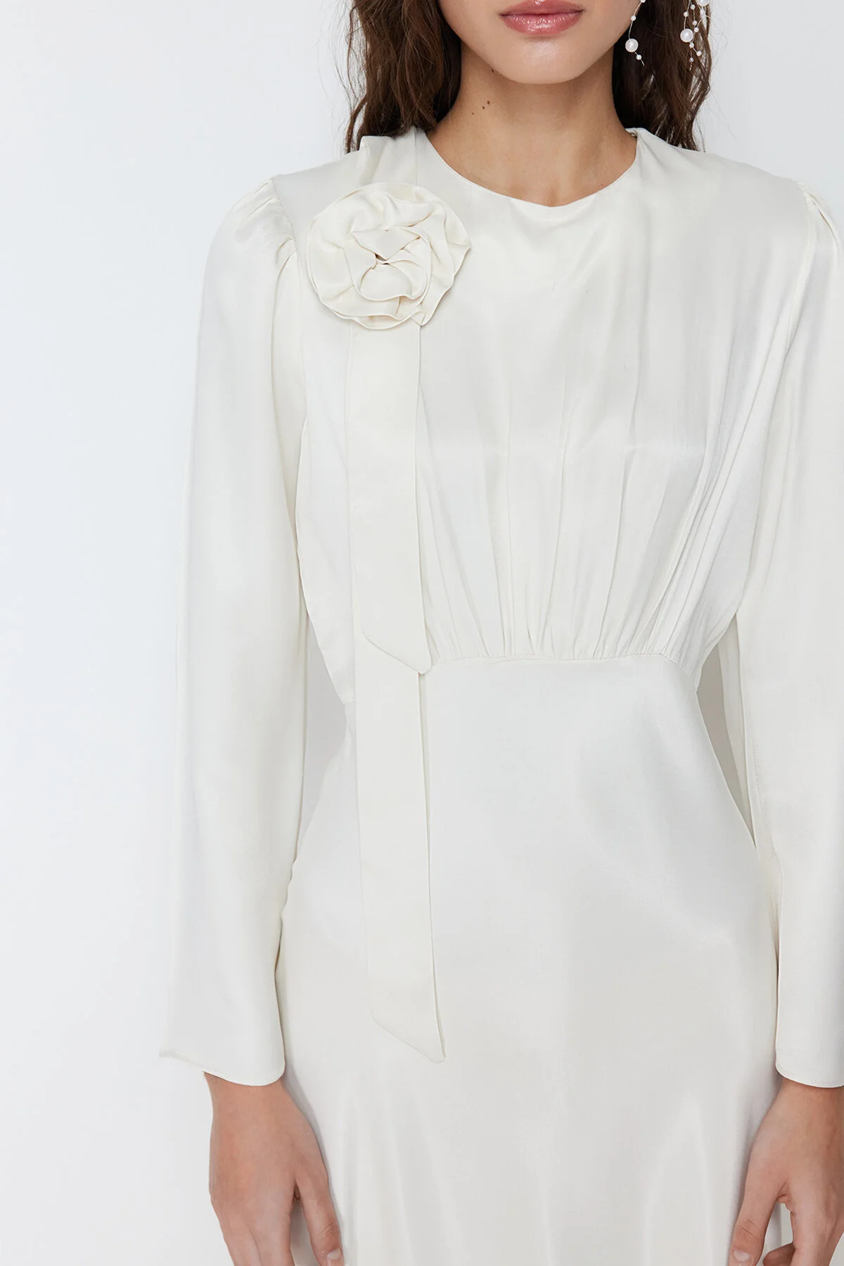 Trendyol Modest  Cremefarbenes Rose-detailliertes Hochzeits-/besonderes Anlass-Abendkleid aus gewebtem Satin TCTSS24DB00043