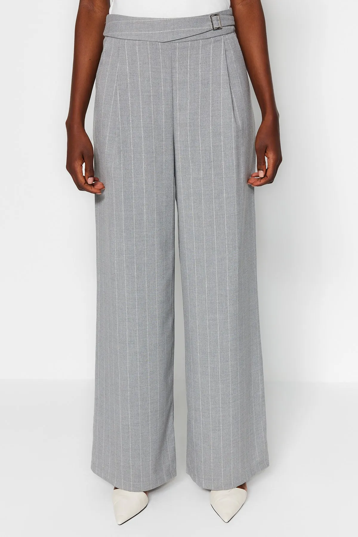 Trendyol Collection  Graue, gewebte, gestreifte Hose mit weitem Bein und glitzernden Details TWOSS23PL00223