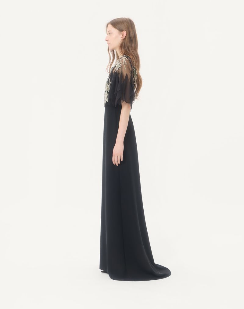Robe de couture en crêpe brodée