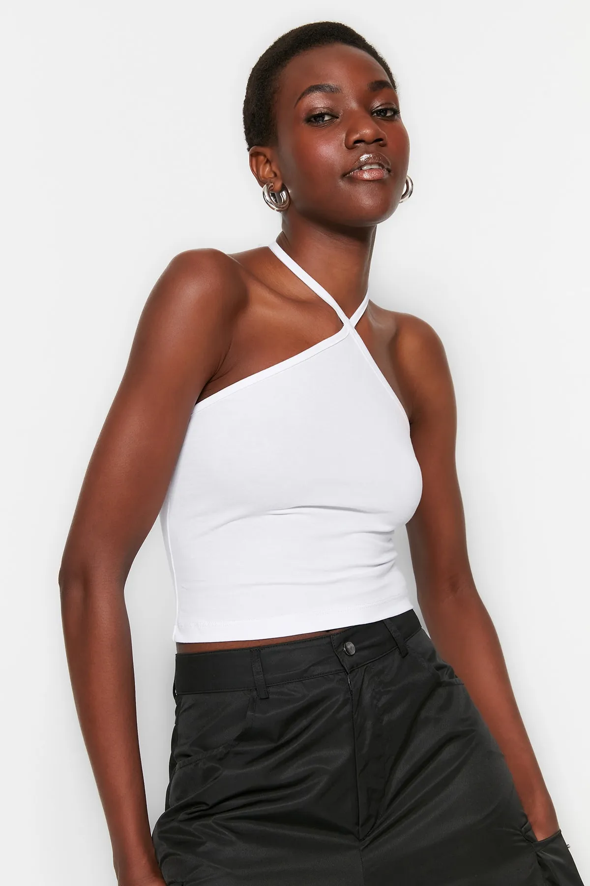 Trendyol Collection  Schwarz-weißes 2er-Pack Crop Bustier aus Baumwolle mit überkreuzten Trägern, dehnbar, gestrickt, TWOSS23BS00002