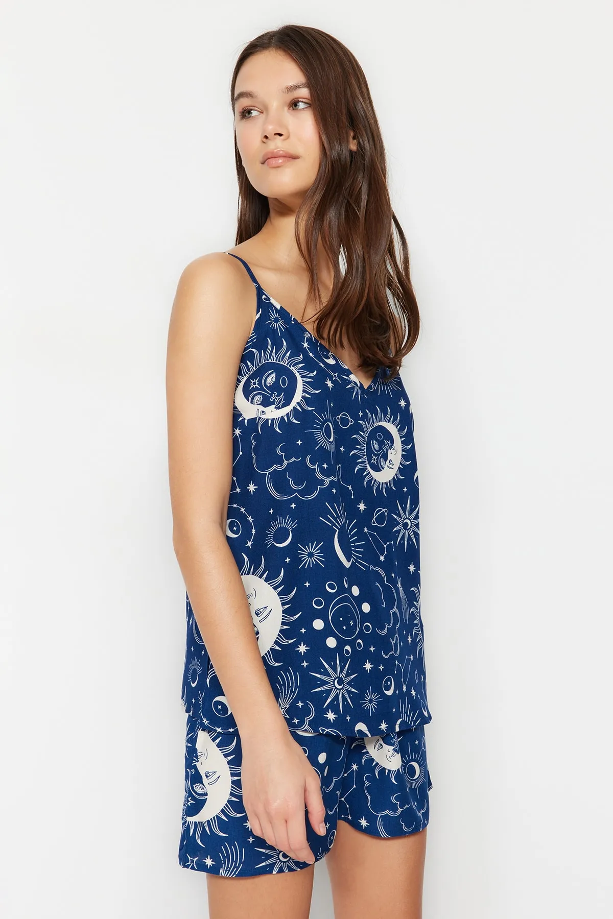 Trendyol Collection  Pyjama-Set aus Viskosegewebe mit Seilträgern und indigoblauem Galaxy-Muster THMSS23PT00006