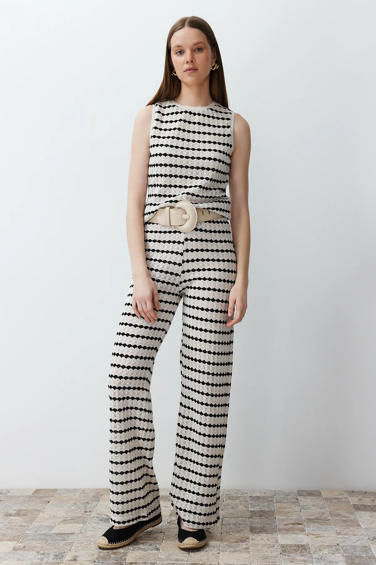 Trendyol Collection  Ecrufarbene, gestreifte Hose in Strickoptik mit geradem Schnitt TWOSS24PL00101