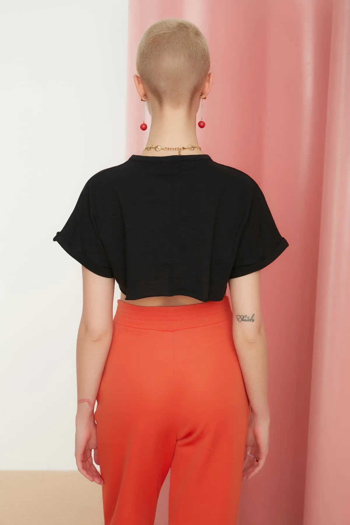 Trendyol Collection  Schwarzes Super-Crop-Strick-T-Shirt aus 100 % Baumwolle mit Rundhalsausschnitt TWOSS21TS0091