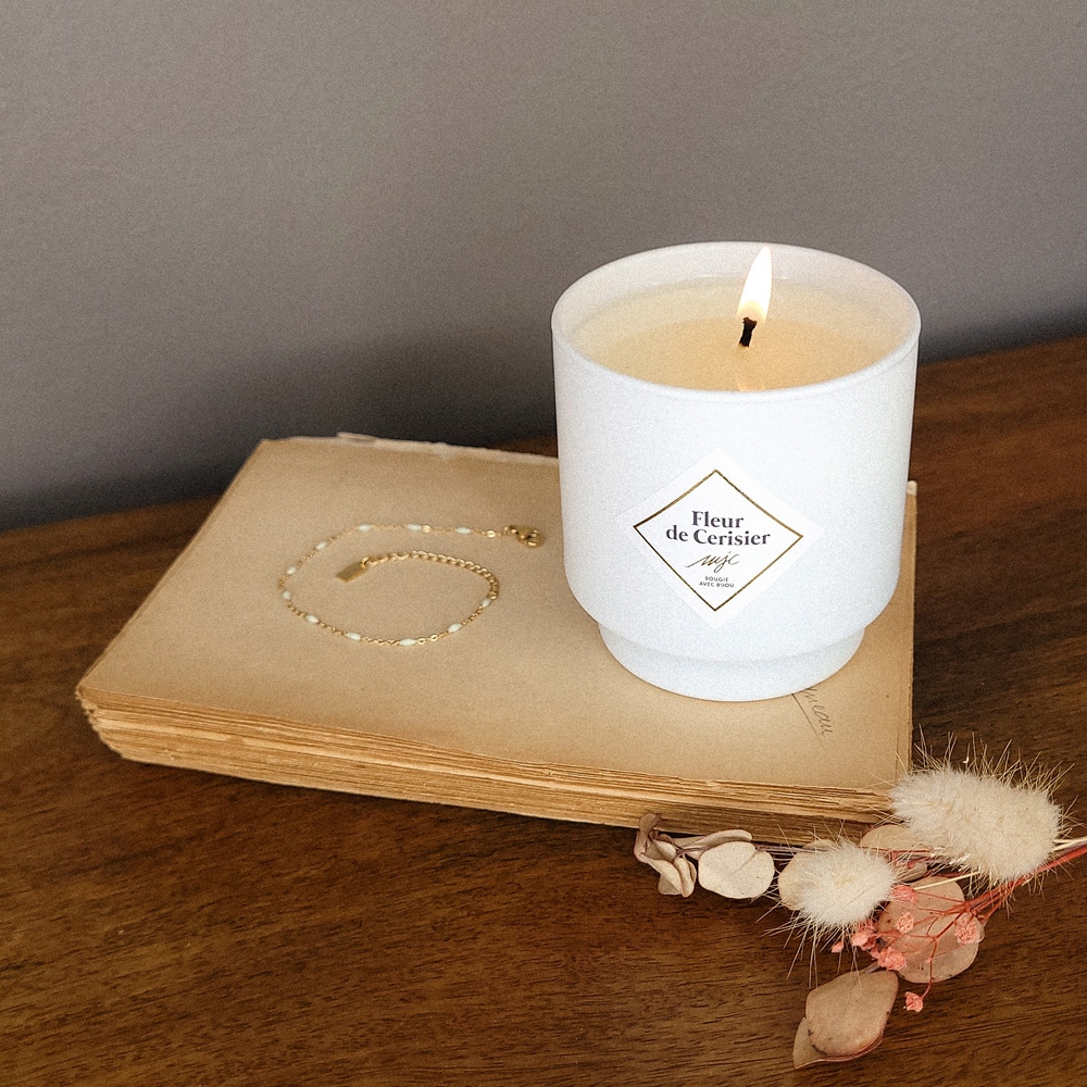 my jolie candle Bougie bracelet or bille beige fleur decerisier Bougie