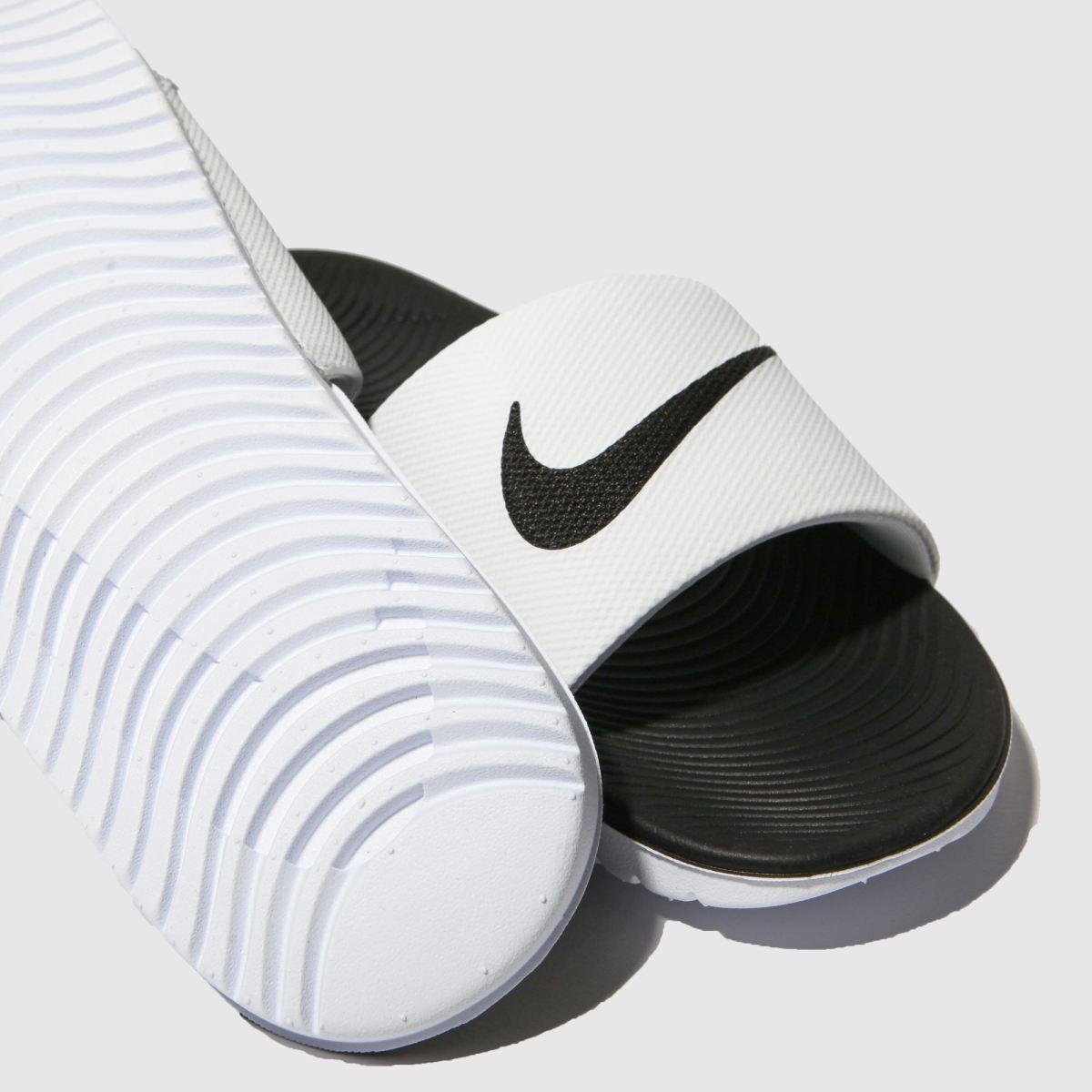 Beli in črni sandali Nike Kawa Youth